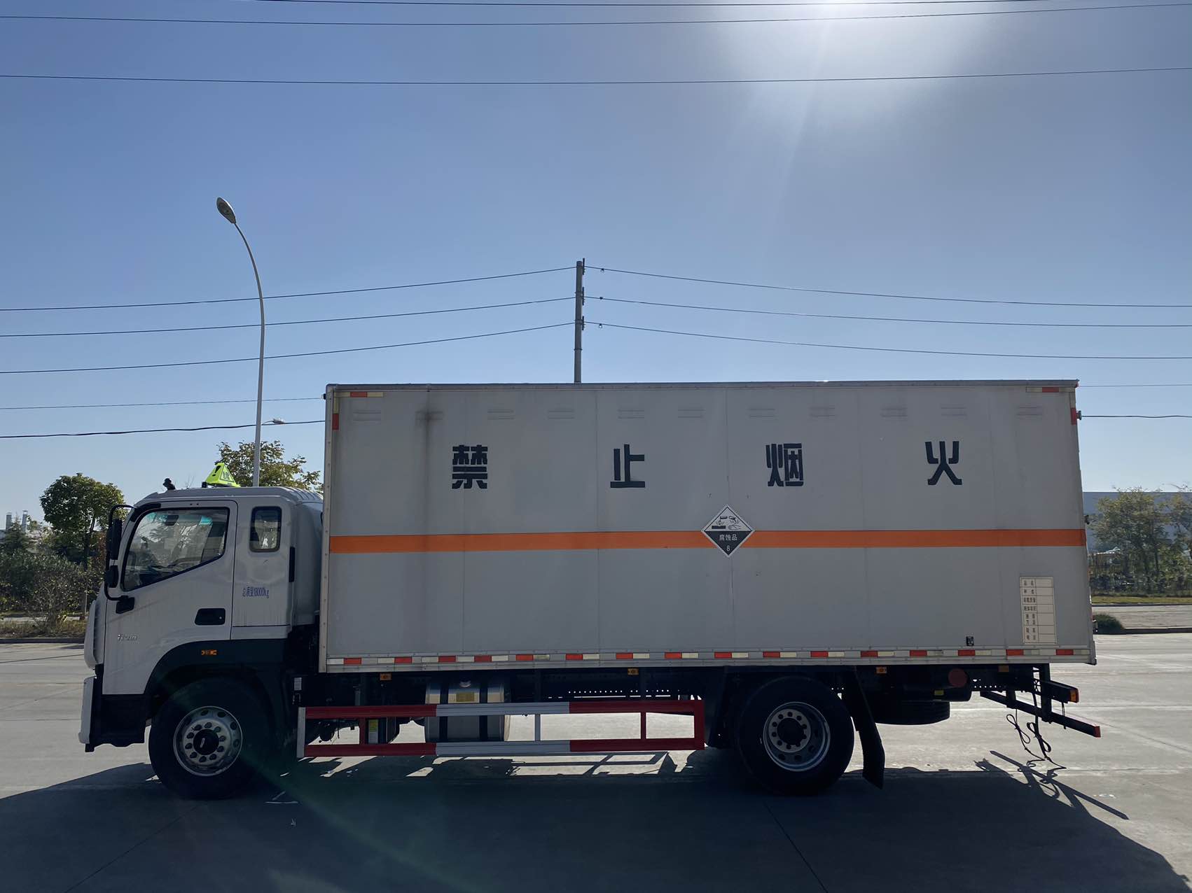 楚勝牌CSC5180XFWB6腐蝕性物品廂式運(yùn)輸車(chē)